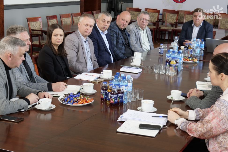 Powiat Mławski i gminy razem dla mieszkańców – nowe inwestycje, wsparcie dla szpitala i rozmowy o transporcie publicznym