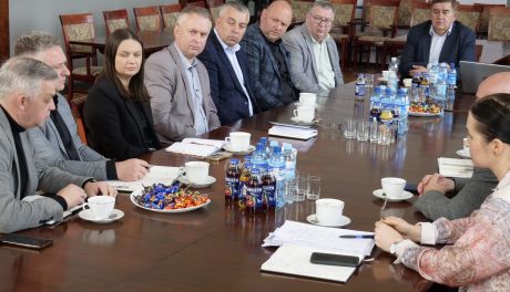 Powiat Mławski i gminy razem dla mieszkańców – nowe inwestycje, wsparcie dla szpitala i rozmowy o transporcie publicznym