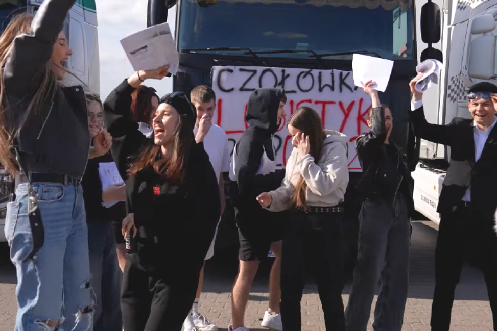 Uczniowie klasy 5 TL z ZSP w Przasnyszu kreatywnie zakończyli pięć lat swojej nauki
