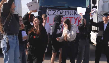 Uczniowie klasy 5 TL z ZSP w Przasnyszu kreatywnie zakończyli pięć lat swojej nauki