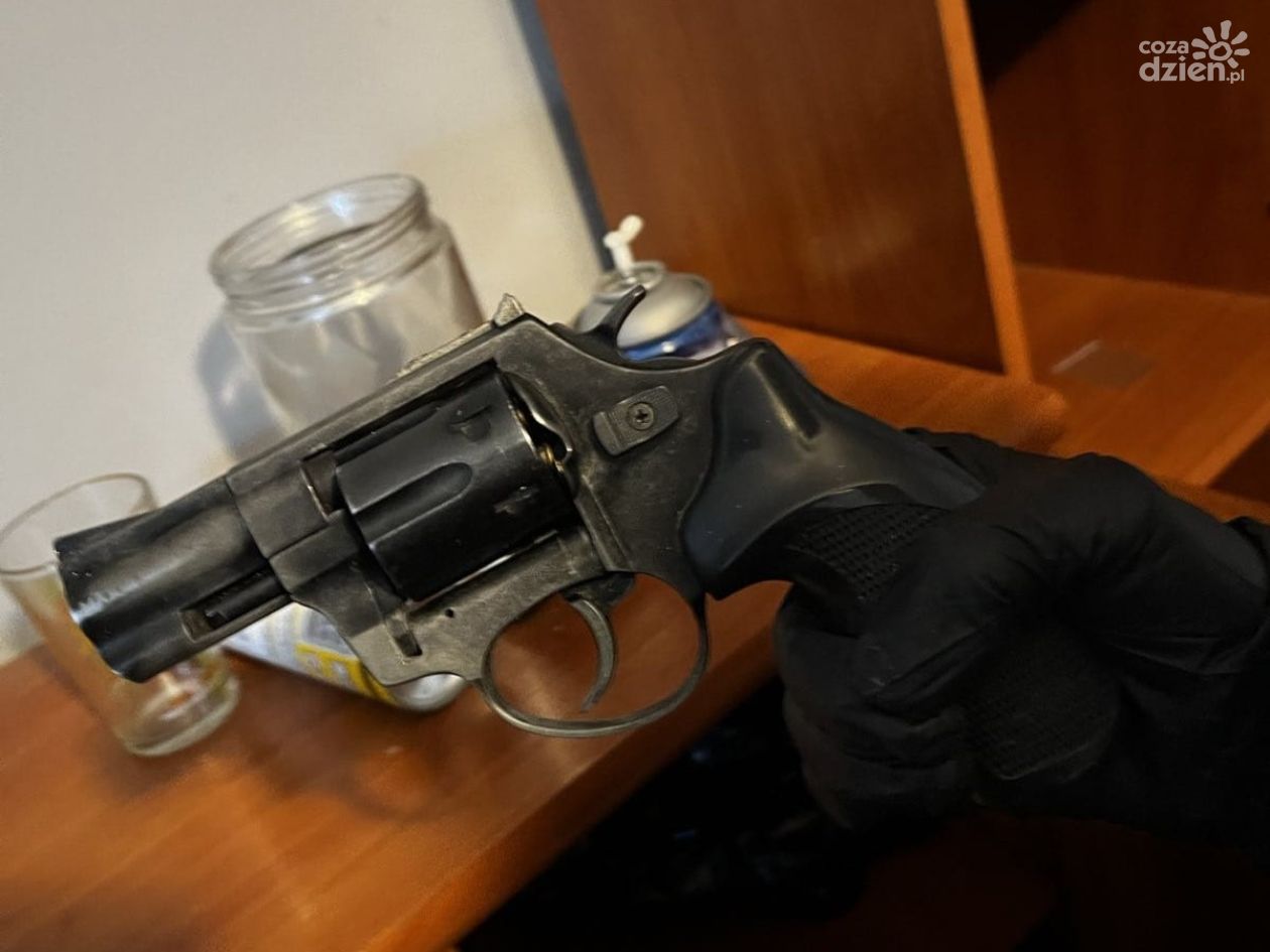  Przejęli broń i kilogramy narkotyków