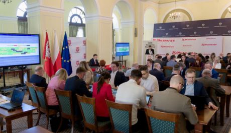 Wielkie pieniądze na Mazowszu. 105 mln zł na pociągi, miliony na szpitale i zabytki