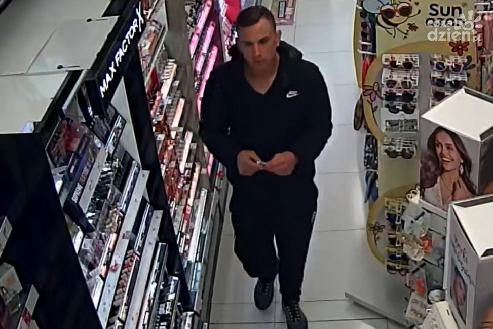 Złodziej perfum poszukiwany w Ciechanowie. Czy ktoś go widział?