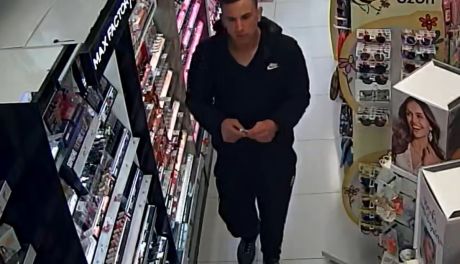 Złodziej perfum poszukiwany w Ciechanowie. Czy ktoś go widział?