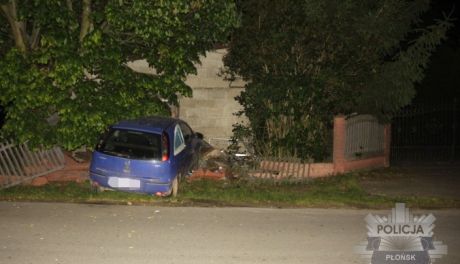 Pijany kierowca opla staranował ogrodzenie i wjechał w budynek. Miał 1,7 promila i dwa sądowe zakazy
