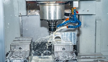 Centra frezarskie i frezarki CNC: Precyzyjna obróbka dla Twojej produkcji