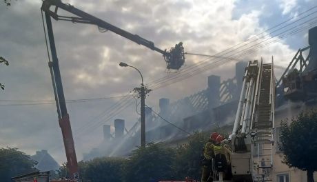 Pożar kamienicy w Mławie. Policja i strażacy w akcji. Mieszkańcy bezpieczni