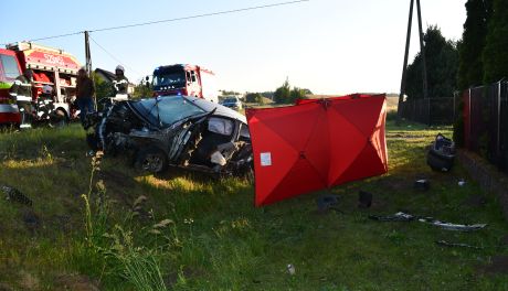 Tragiczny wypadek pod Mławą. Nie żyje 26-letni kierowca, troje rannych