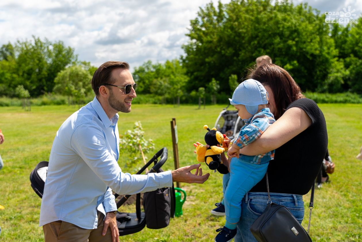 Tradycja rośnie w siłę. 23 ojców posadziło drzewa, towarzyszył im prezydent 