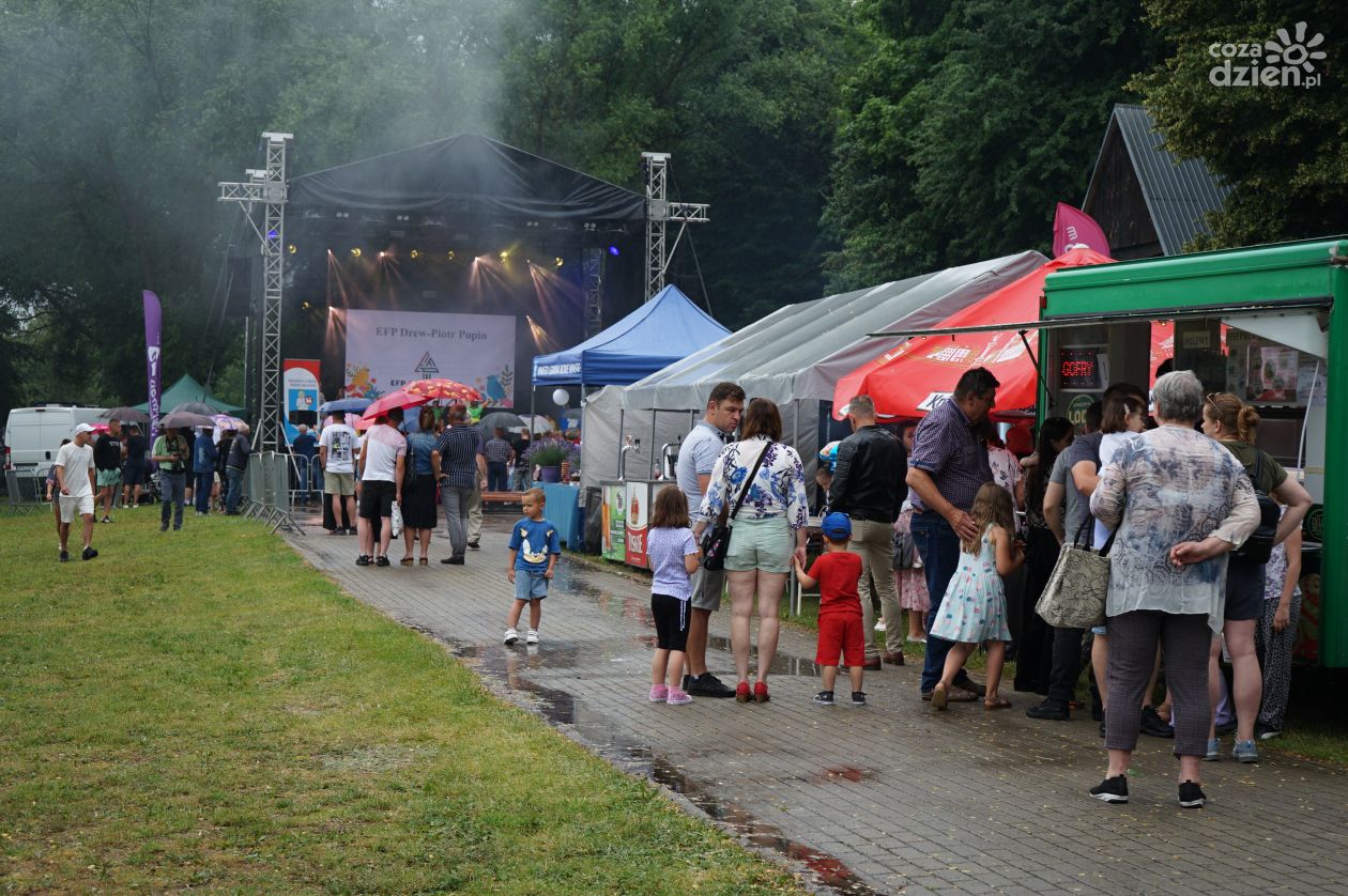 Mimo deszczu mieszkańcy Nowego Miasta szturmują XII Jarmark!