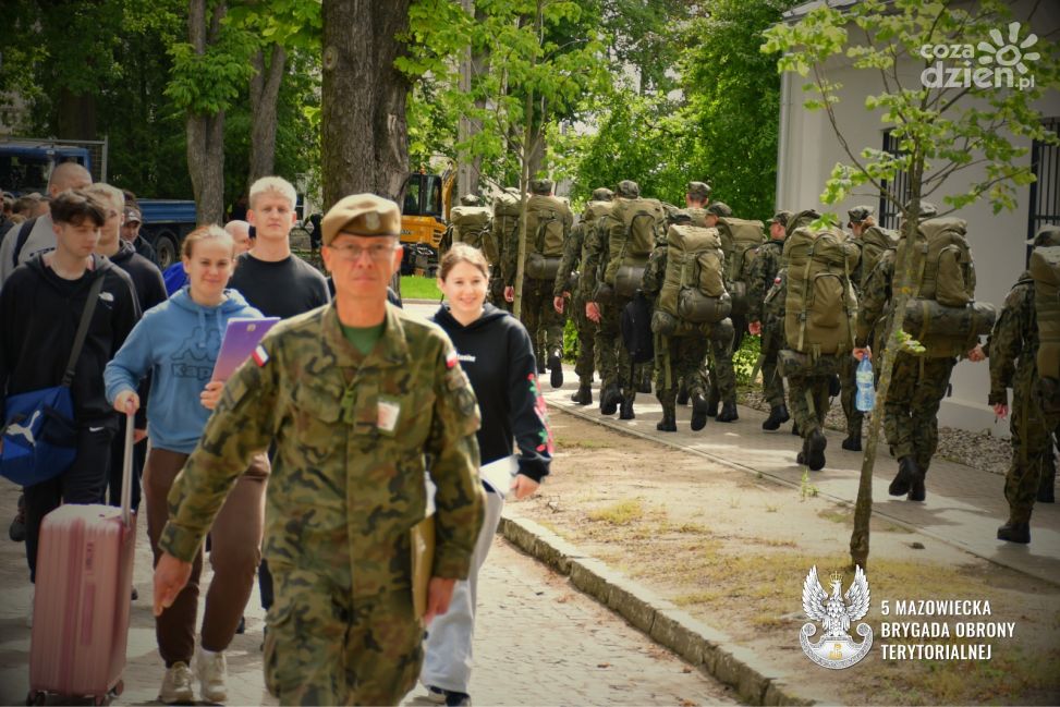 Ciechanów: Ruszyły "Wakacje z WOT" – przyszli terytorialsi już szkolą się w koszarach.
