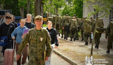 Ciechanów: Ruszyły "Wakacje z WOT" – przyszli terytorialsi już szkolą się w koszarach.