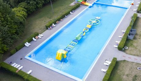 Ochłoda w Ciechanowie: basen z torem przeszkód i darmowe kajaki na Krubinie