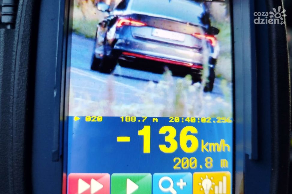 136 km/h w terenie zabudowanym! Wakacyjny weekend i czarna seria piratów drogowych