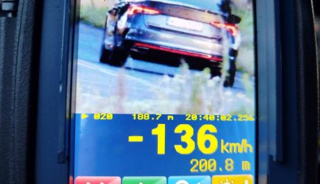 136 km/h w terenie zabudowanym! Wakacyjny weekend i czarna seria piratów drogowych