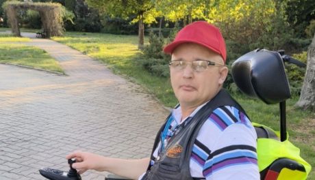 Pomóżmy Grzegorzowi odzyskać mobilność: Zbiórka na nowy akumulator do wózka elektrycznego