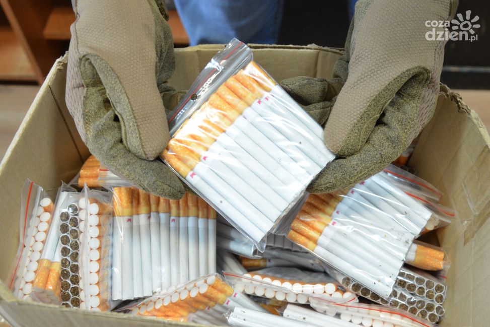 Kontrabanda papierosów w Mławie - zatrzymano 39-latkę z towarem wartym ponad 43 tysiące złotych