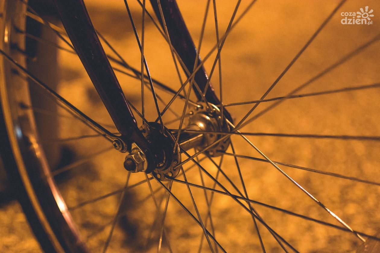 Ciechanów. Rowerzysta potrącił pieszą i uderzył w samochód. Był pijany