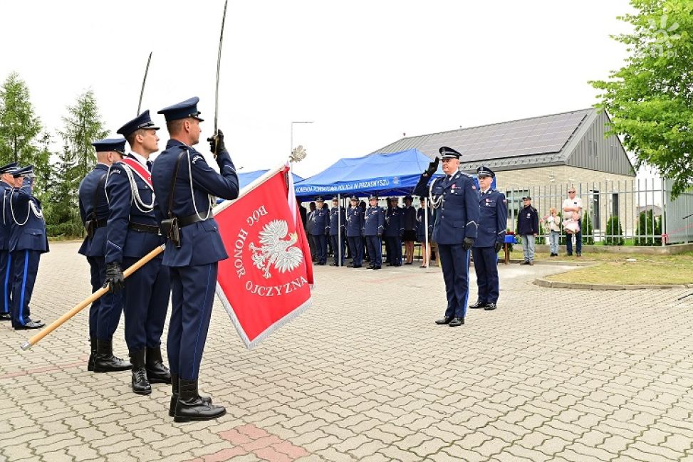 Święto Policji w Przasnyszu pod znakiem dwóch jubileuszy - awanse, odznaczenia i wyrazy uznania dla policjantek