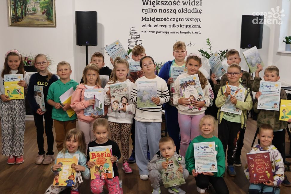 Warsztaty z psem terapeutycznym w Bibliotece – dzieci uczyły się empatii i odpowiedzialności