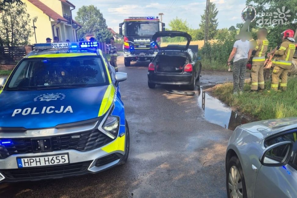 Kolizja ciągnika rolniczego i audi w Nowym Sielcu. Jedna osoba trafiła do szpitala